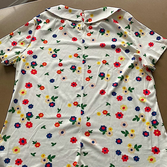 Multicoloured flower print jersey/rayon top, with a peter pan collar. - Picture 2 of 3